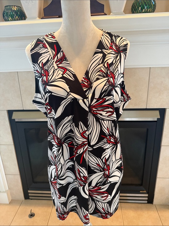Elan + Grace New York Tops - V-Neck Sleeveless Floral Print Camisole in Black, White & Red